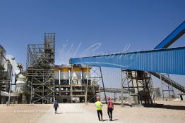 Image du Maroc Professionnelle de  Des ouvriers de STROC Industrie s'activent dans la construction de la Cimenterie Ait Baha à Agadir, Mardi 22 Juin 2010. STROC est une société marocaine qui exerce son métier dans le domaine de l’ingénierie d’exécution pour les industries de procédé, les réalisations à son actif l’ont conduit à développer une expertise et un savoir-faire fort dans la construction ainsi que dans différents métiers afin d'offrir des solutions clé en main pour satisfaire au mieux ses clients. Parmi ces réalisations ont trouve : des unités de stockage et de traitement de produits liquides ou gazeux, installations de manutention et de traitement de produits en vrac ainsi que dans les domaines de Ingénierie Etudes, Génie Civil, Chaudronnerie, Structure Métallique, Tuyauterie, Montage, Maintenance, Bâtiments industriels, Logistiques, Tertiaires et Ouvrages d’Art. (Photo / Abdeljalil Bounhar) 